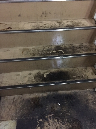 重汚染階段の剥離洗浄
